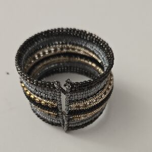 Elegant Beaded Bracelet in Black and Gold